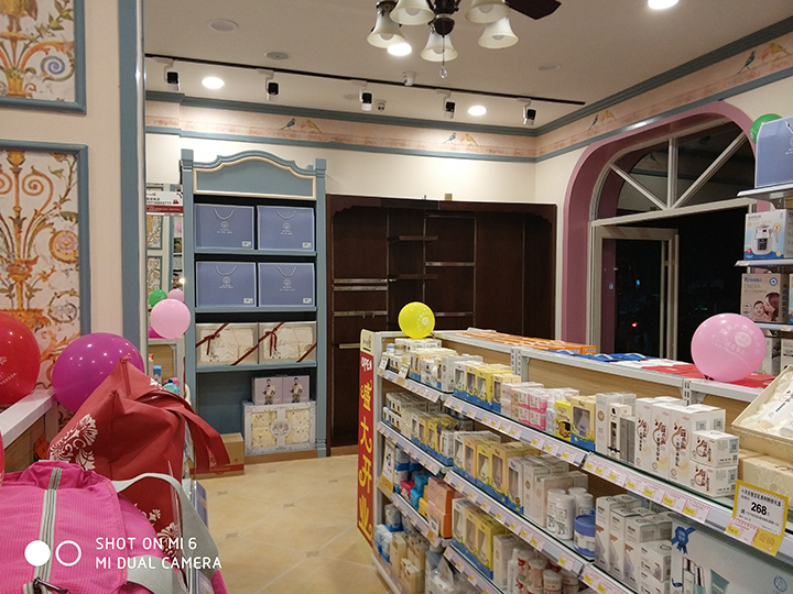 专业独立展示柜,鞋箱包类展示柜厂家,儿童展示柜哪家好.jpg