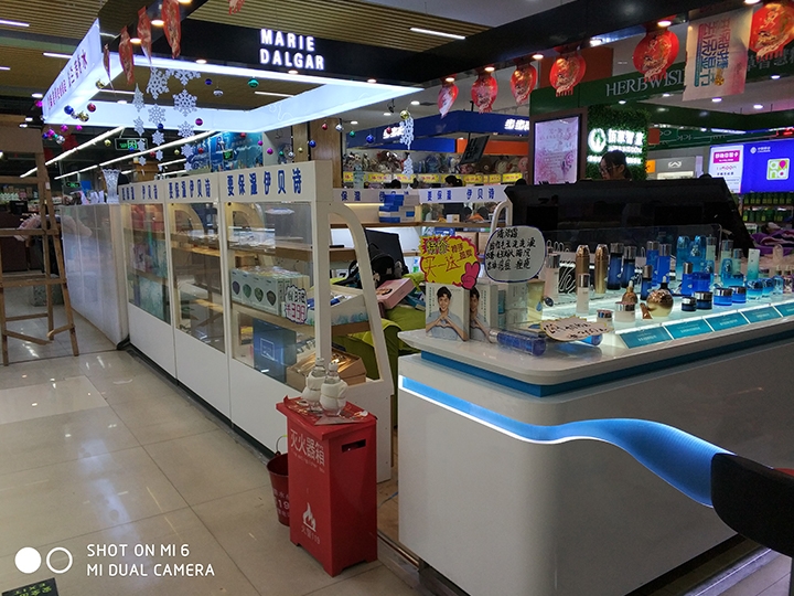 化妆品展示柜厂家