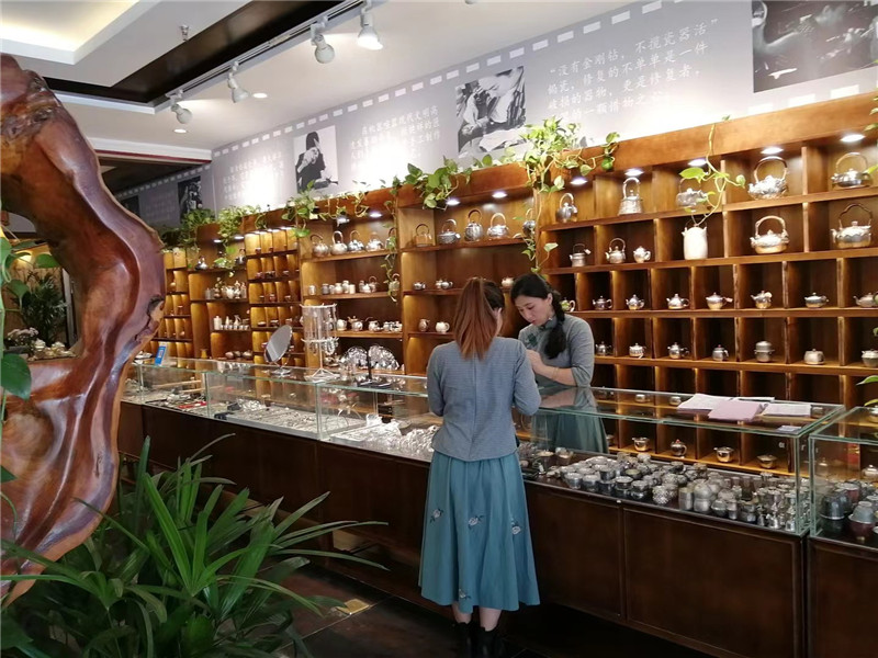 河南艺术品展柜定制怎么选择？